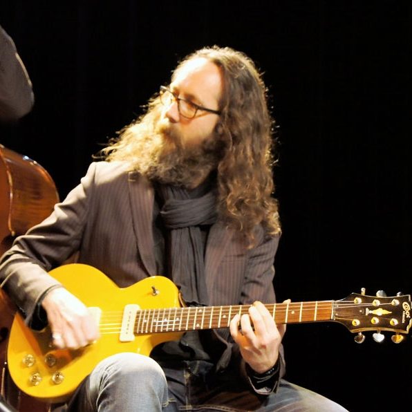 Benjamin Pavageau à la guitare - La Pompe, swing manouche