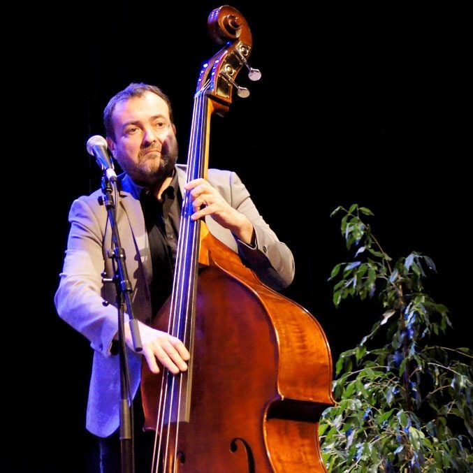Monsieur Nours à la contrebasse - La Pompe, swing manouche